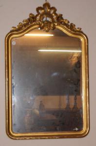 Antica media specchiera francese Luigi XVI del 1800 con cimasa dorata foglia oro
