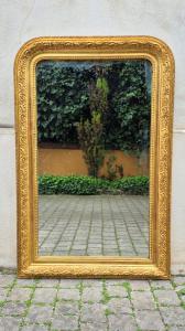 Antiker goldener Tablettspiegel mit verziertem Rahmen