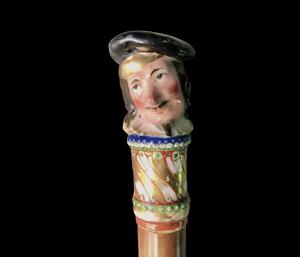 Spazierstock mit Porzellanknauf in Form einer Männerfigur und Malakka-Stock. Nymphenburg, Deutschland.