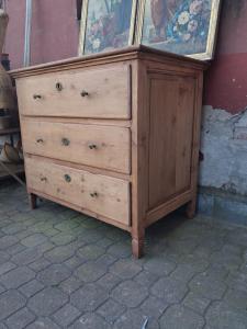 Larch chest of drawers