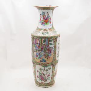 Vaso cinese in stile Famille Rose, Caton, Fine '800 Primi '900, Chinese vase in the Famille Rose style, Canton, late 19th–early 20th century
