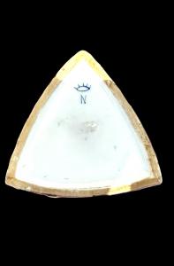 Calamaio em porcelana triangular com relevo historiado. - Foto 9