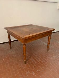 Mesa extensível de nogueira Emilia, meados do século XIX