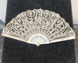 Fächer mit durchbrochenen Stäben und Fächerblatt aus Spitze.