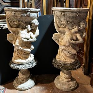 DARS698 - Coppia di grandi vasi con figure allegoriche, epoca XX secolo, Misure cm 50 diametro x H 80 + base cm 40