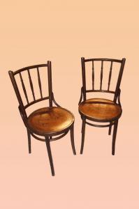 Gruppe von 4 Thonet-Stühlen aus dem frühen 20. Jahrhundert aus gebogenem, geprägtem Holz