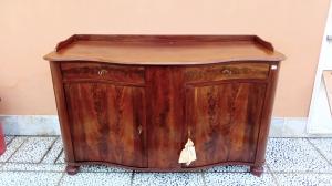 Große, geschwungene Anrichte. 149B x 63T x 94H