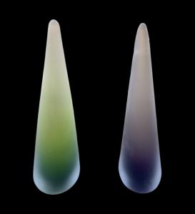 Coppia di sculture in vetro pieno pesante e satinato di forma conica verde e ametista. Fratelli Toso,Murano.