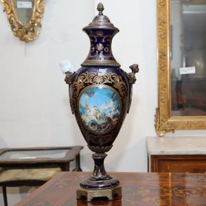 Vaso de porcelana azul com detalhes em bronze dourado