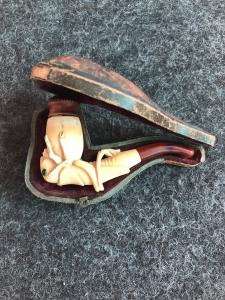 Meerschaumpfeife mit Heuschreckendarstellung und Originalverpackung. Frankreich.