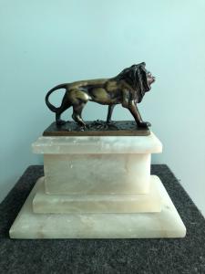 Leão de bronze sobre base de alabastro. França.