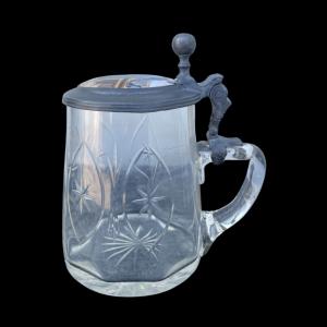 Geschliffener Kristallkrug mit Zinndeckel und mit einer Glücksszene bemalten Porzellan. Böhmen.
