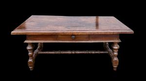 Couchtisch aus massivem Nussbaumholz.