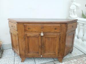 Antica credenza Veneta scantonata.