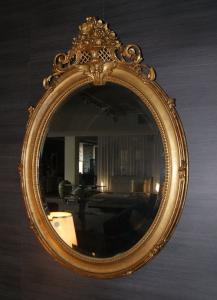 Specchiera ovale orizzontale francese del 1800 stile Luigi XV dorata foglia oro
