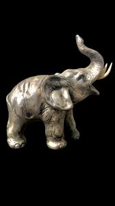 Elefante em terracota prateada. Assinatura Carmelo Ganci. Milão.