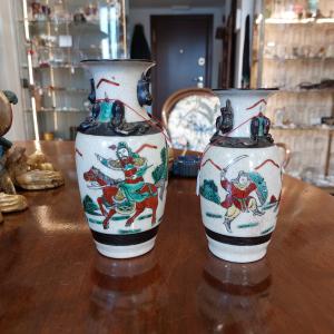 Par de pequenos vasos chineses