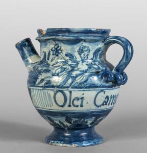 Versatoio in ceramica a decorazione bianca e blu, scritta medicinale “Olio di Camomilla”, Savona secolo XVIII
