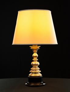 Lampe aus gedrechseltem Holz