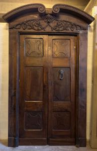 PTCI567 - Tür aus Nussbaumholz mit Holzportal, 18. Jh., Maße cm B 117 x H 225