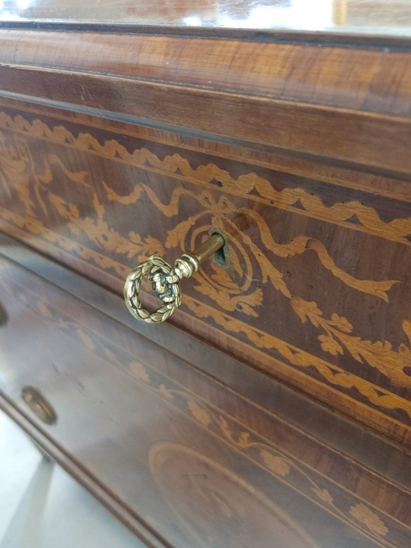 Commode style Louis XVI incrustée de palissandre et bois précieux - Foto 5