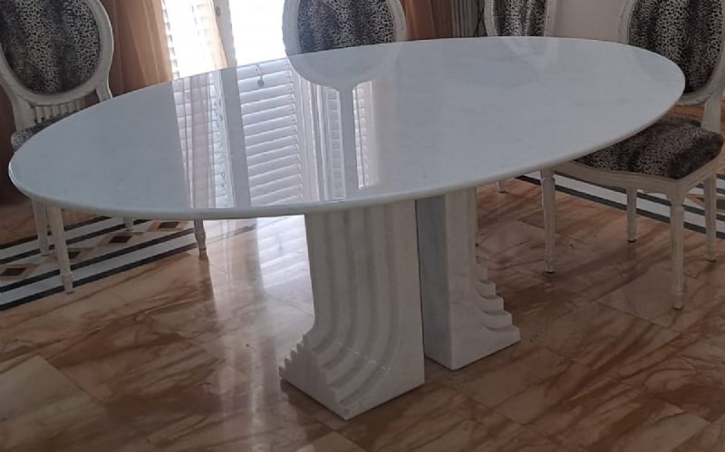 Table ovale modèle "Samo" en marbre blanc par Carlo Scarpa pour Simon Gavina