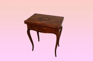Pequena mesa de jogo com intarsia do século XIX estilo Luís XV francês