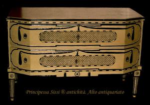 Impero d'Austria, 1770 c.a. Raro comò laccato del  periodo neoclassico