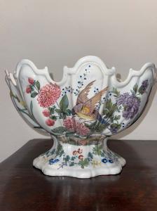 Rinfreschiera - centrotavola in maiolica decorata con motivi floreali e uccellini.Manifattura Antonibon,Nove dì Bassano.