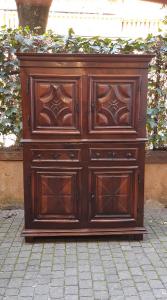Antiker zweiteiliger Nussbaumschrank aus dem 17. Jahrhundert
