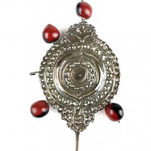 Broche de Xale Antigo em Prata Repuxada