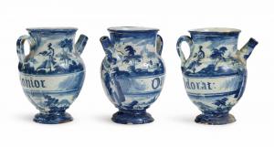 Gruppo di tre vasi da farmacia o chervette in maiolica bianca e blu, Savona secolo XVIII