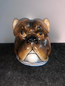 Scatola porta-tabacco in porcellana raffigurante testa di cane bulldog.Dresda,Germania