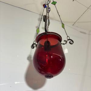 Antiker Kerzenleuchter aus rotem Glas, Ende des 19. Jahrhunderts! Maße: H 82 cm, B 30 cm