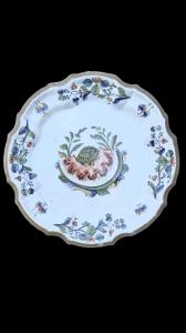 Majolica plate with lobed edge and baroque fruit decoration. Pasquale Antonibon manufacture. Nove di Bassano.