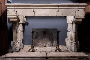 CHP211 - Imposing Gothic fireplace in Burgundy stone, from the 13th/14th century, from France, measures cm L 325 x H 200 x D 130
