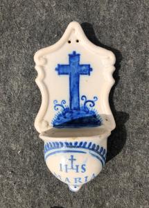 Konventuelles Weihwasserbecken aus Majolika, verziert mit einem Kreuz und einem Bernardino-Symbol. Ligurien.