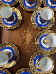 Serviço de mesa com 12 peças antigo estilo "Vieux Paris" em ouro maciço dos anos 50, com bandeja de madeira incrustada
