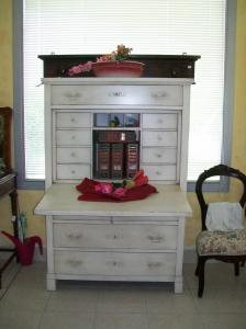 Secretaire in stile Shabby, di epoca fine '800.  101 l x 153 h x 49 p.
