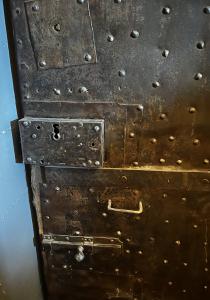 PTCR522 - Porta blindata em nogueira com verso em ferro, século XVIII, medidas 110 cm L x 220 cm A x 7 cm P - Foto 5
