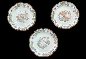 Three majolica plates decorated with 'Baroque fruit'. Manufacture of Pasquale Antonibon. Nove di Bassano.