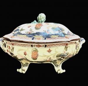 Majolica soup tureen with handles and four rocaille-style feet and a artichoke-shaped handle. Oriental-style 'carnation' decoration. Ferniani manufacture. Faenza.