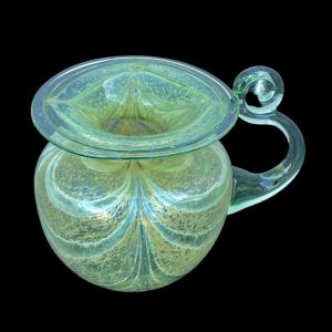 Globusförmige Vase mit ausgestelltem Rand, geschwungenem Griff und Kammzugmuster. Loetz-Manufaktur. Tschechische Republik.