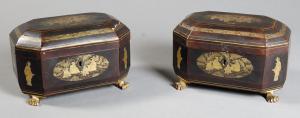 Paar Teedosen aus schwarz lackiertem Holz mit Goldverzierungen, England, 19. Jahrhundert