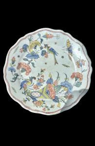Piatto in maiolica a sfondo azzurrato con decoro a cornucopia,insetti e uccelli.manifattura di Desvres.Francia.