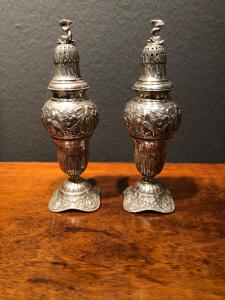 Coppia di spargizucchero in argento a decoro floreale.Germania.