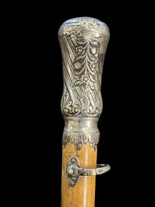 Zeremonienstab 'Compagnoni' aus Silber mit stilisierten floralen und geometrischen Motiven. Schaft aus Malakka.