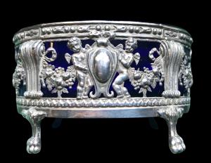 Par de saleiros de prata com decoração rocaille, putti e escudos. França.