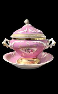 Tazza da puerpera in porcellana con piatto. Francia.