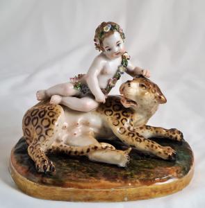 Figura in porcellana "Putto su leopardo".